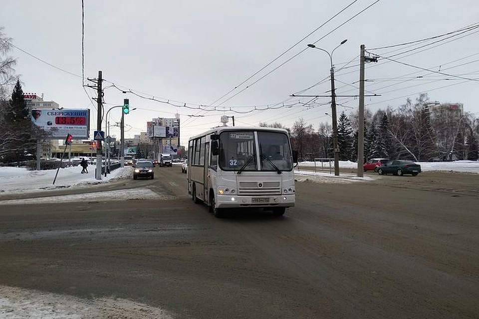Автобус №32 проехал мимо девочки, несмотря на то, что она махала рукой.