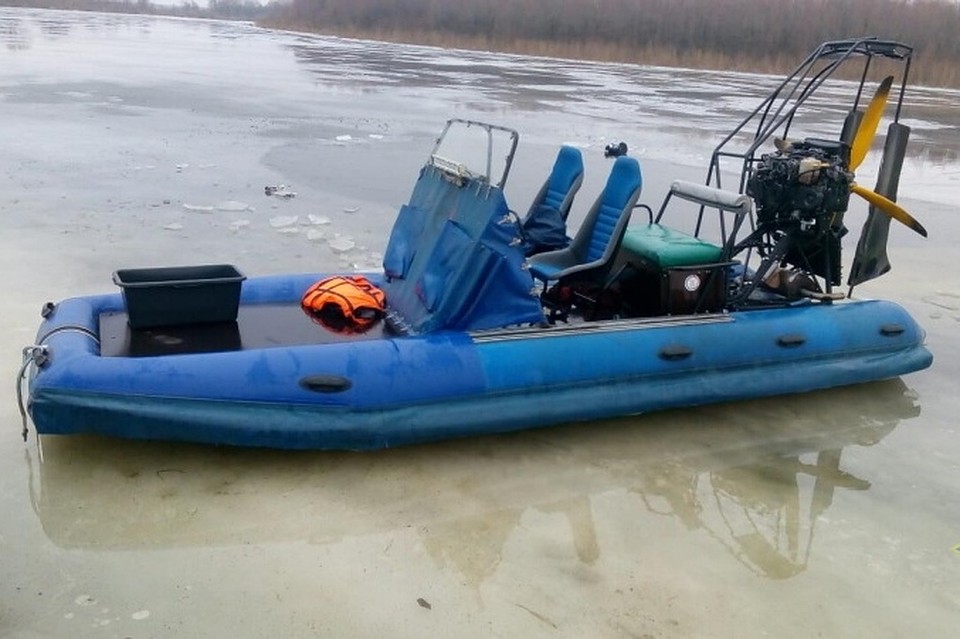 На Припяти опрокинулся аэроглиссер. Фото: МЧС