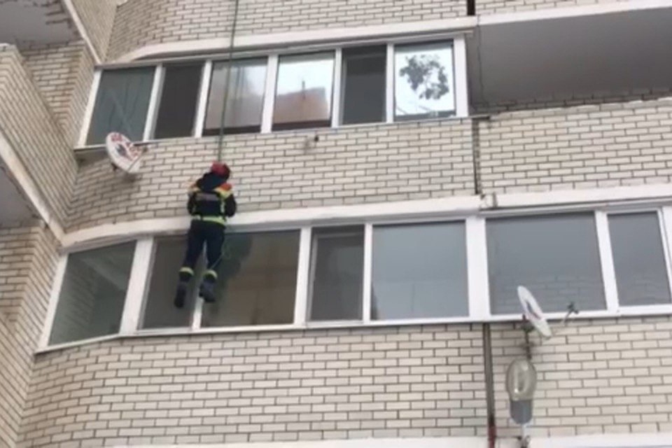 Спасатели забрались в квартиру с замерзающими детьми через балкон. Фото "ЧП-Саратов"