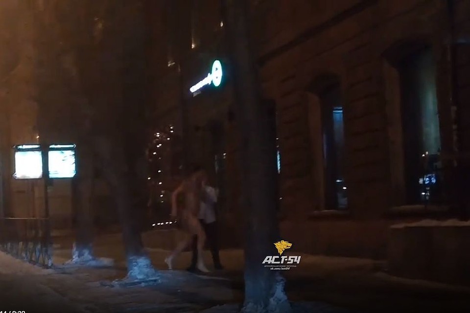 Стоп-кадр с видео. Голый парень бегает в центре Новосибирска.