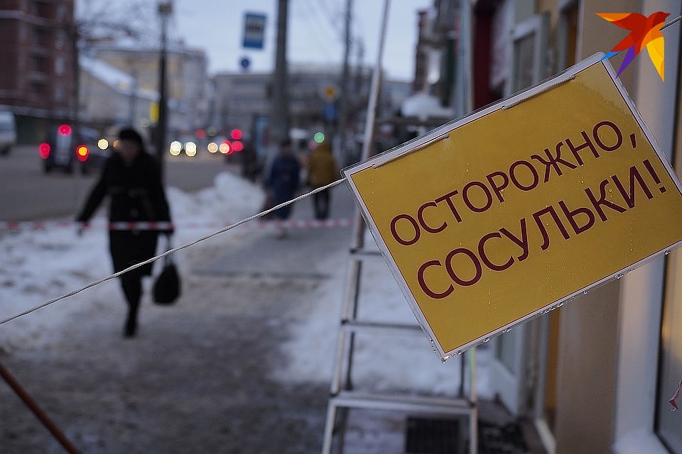 Снежная масса свалилась не с крыши, а с самодельного козырька балкона