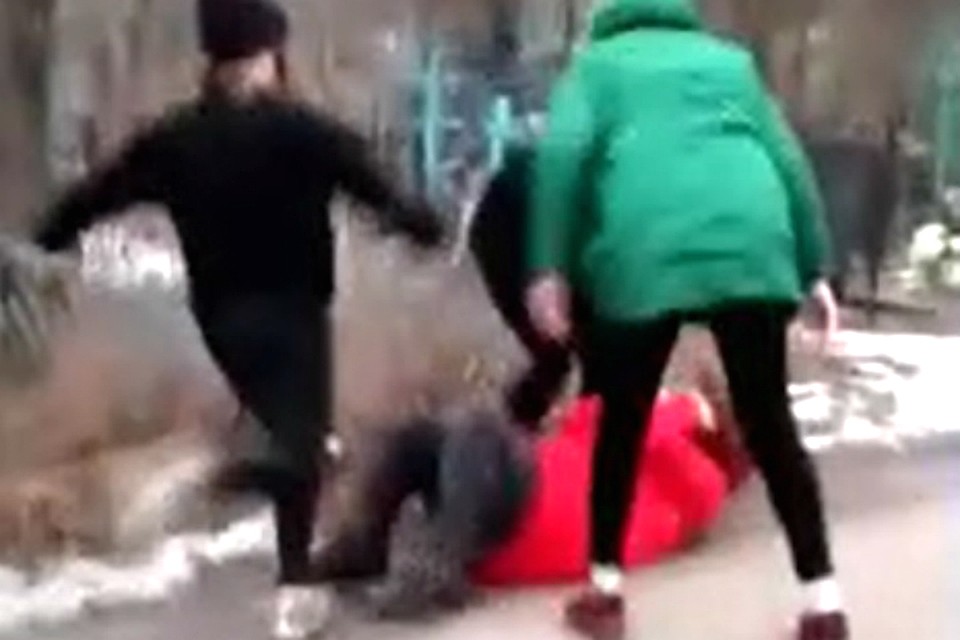 В течение четверти часа, пока длились разборки, Альбину успели несколько раз повалить на землю, пиная ногами. Фото: скрин с видео.
