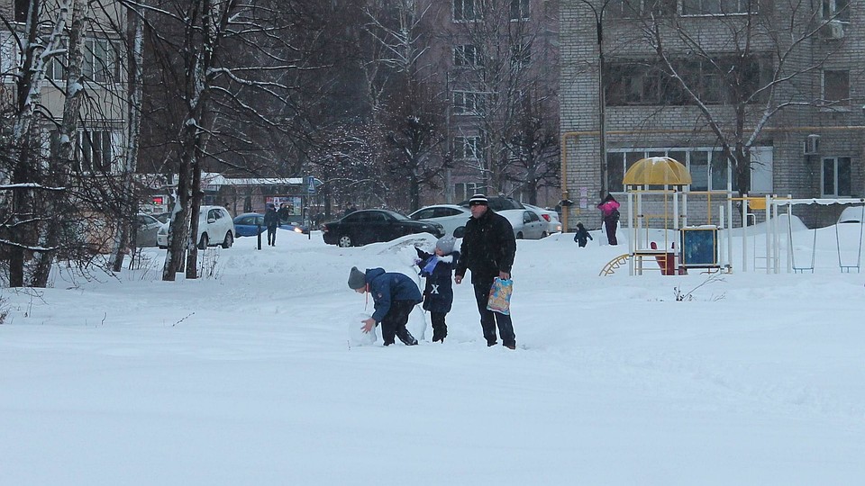 В создании арт-объекта детям помогали взрослые