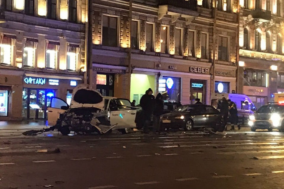 На Невском проспекте четыре автомобиля попали в ДТП