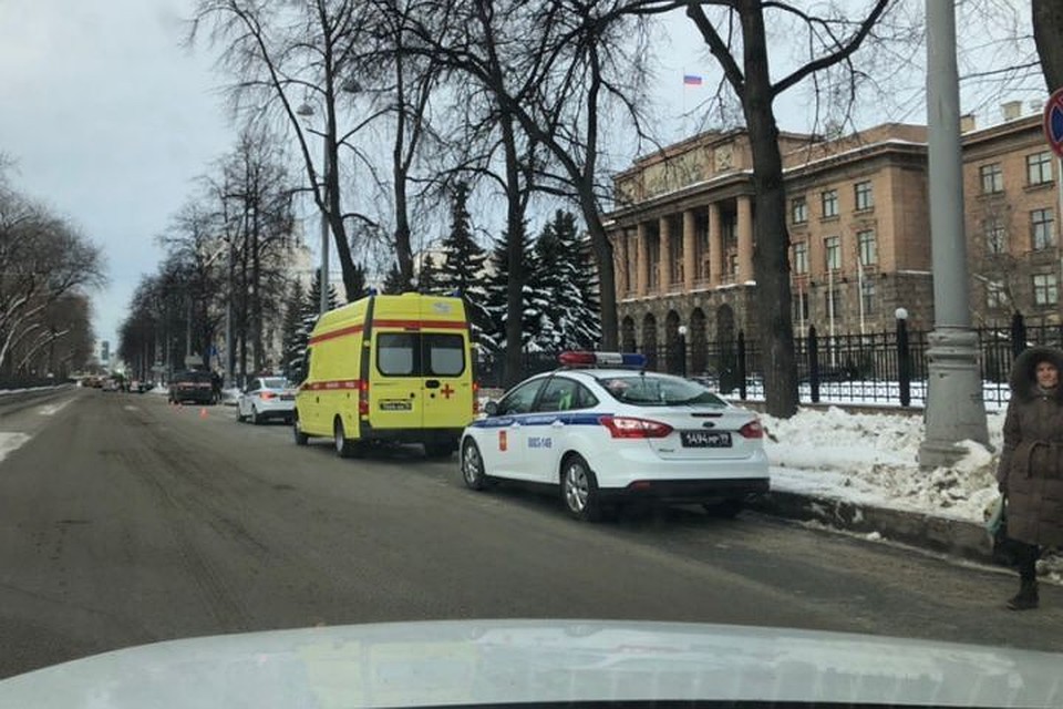 Рядом со штабом стоит машина реанимационной бригады.