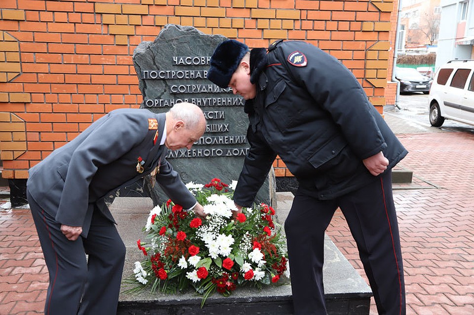 Начальник Инспекции по личному составу УРЛС УМВД области Алексей Русских и ветеран-афганец Василий Аладов.