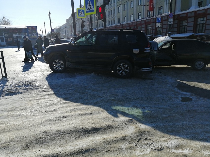 В центре Омска «Джип» протаранил забор и вылетел на тротуар