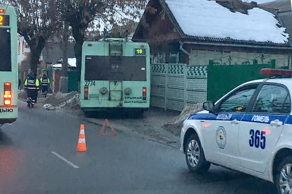 В Гомеле троллейбус въехал в частный дом. Фото: facebook.com/leonid.sudalenko.7