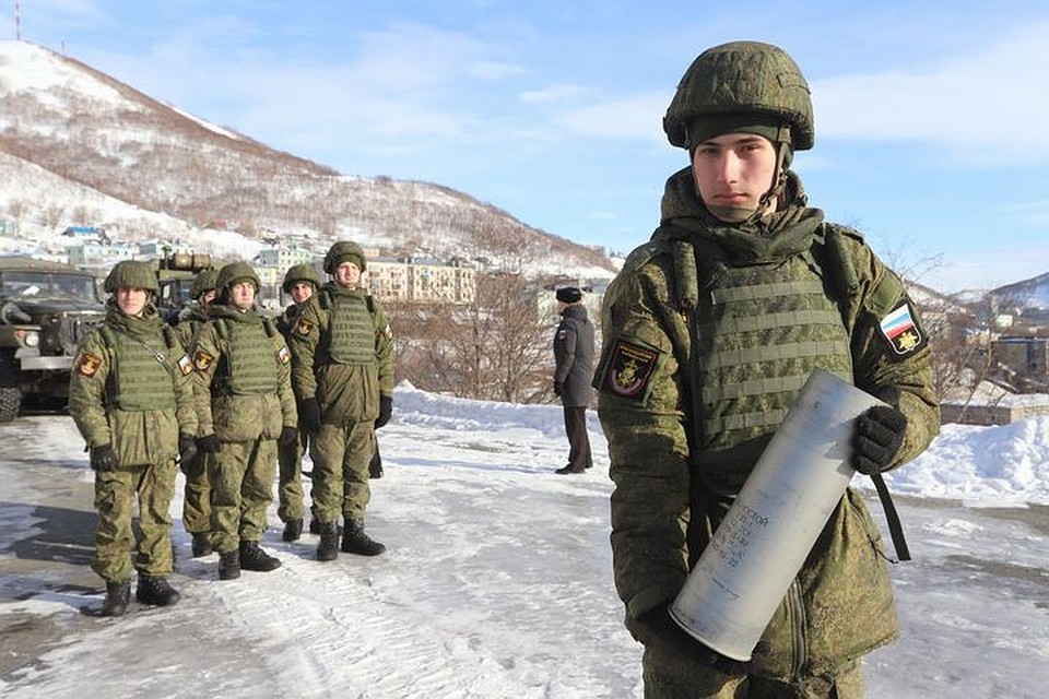 У Морского собора в Петропавловске собрались военные, представители РПЦ и краевой власти. Фото:kamgov.ru