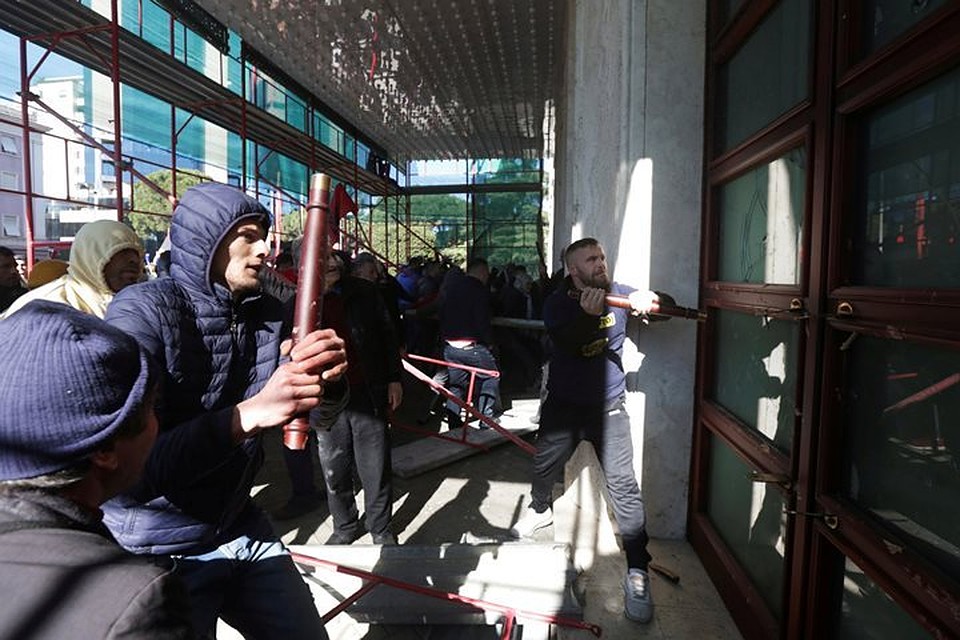 В Албании протестующие атаковали резиденцию премьер-министра