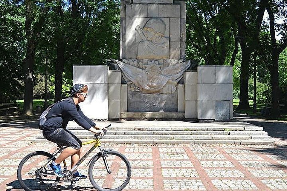 Российский посол рассказал, сколько памятников Красной армии снесли в Польше с 2014 года