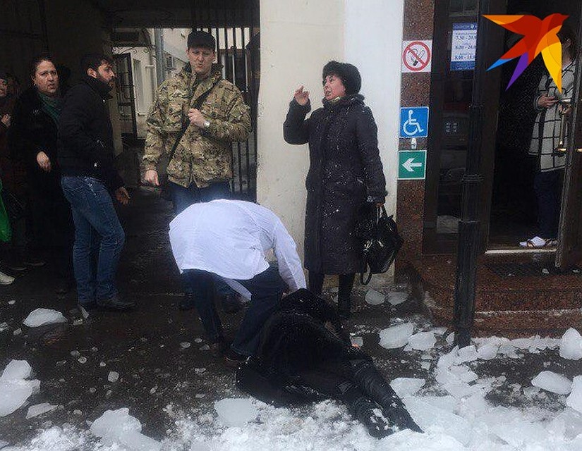 Женщине пробило голову сосулькой. Фото Полины Малинской