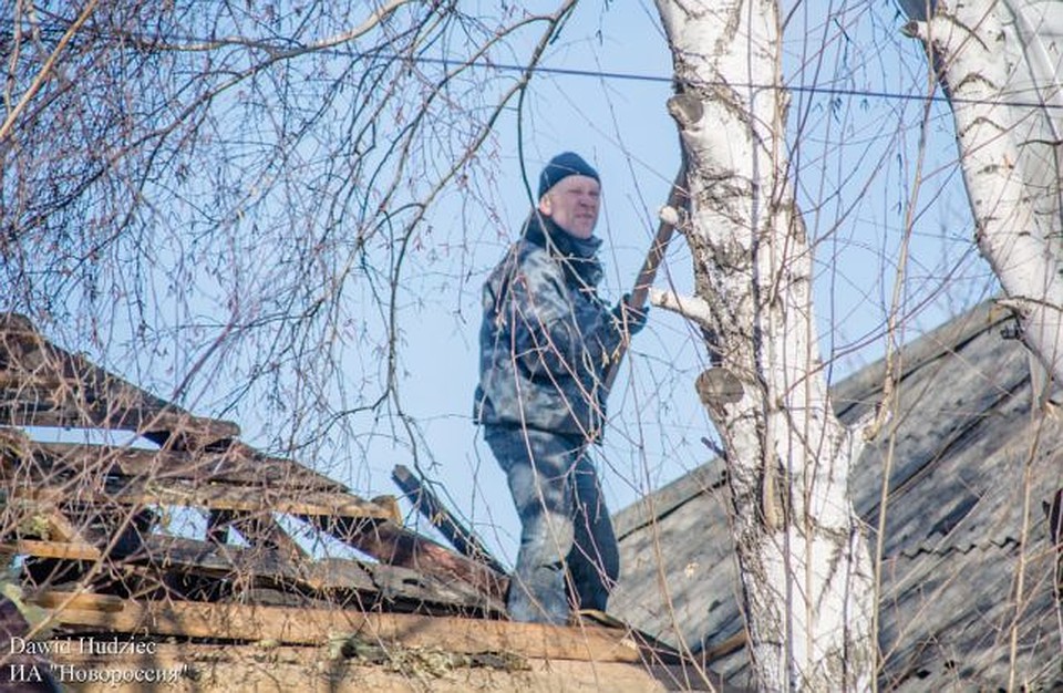 Многострадальные жители латают свои дома. Фото: Давид Худжец