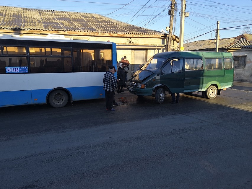 Авария на перекрестке улиц Чехова и Красноармейская. Фото: Сергей Аузяк/"Автопартнер Крым"/Вконтакте
