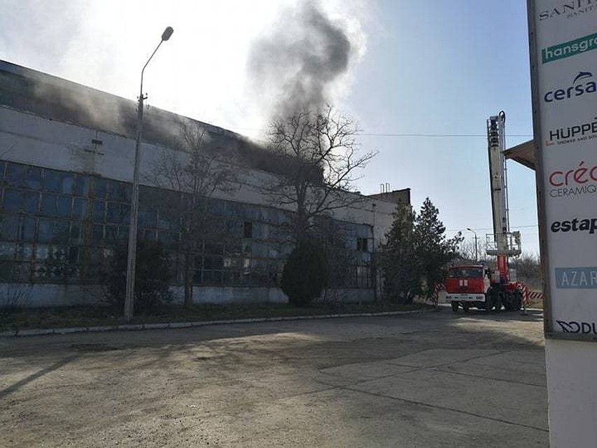 Специалисты продолжают бороться с пожаром