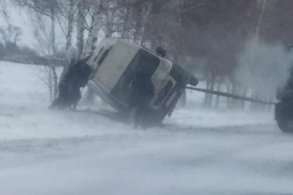 Поставить автомобиль на колеса помогли другие водители и проезжавший мимо тракторист. Фото: vk.com, Наташа Ларина