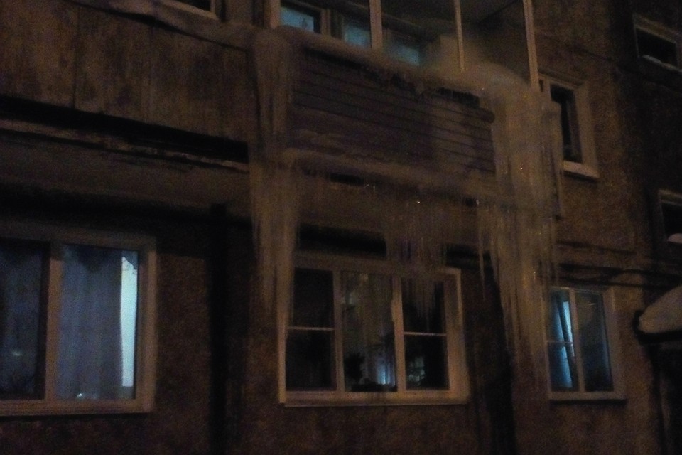 Это уже третий случай падения снега с крыш на кировчан