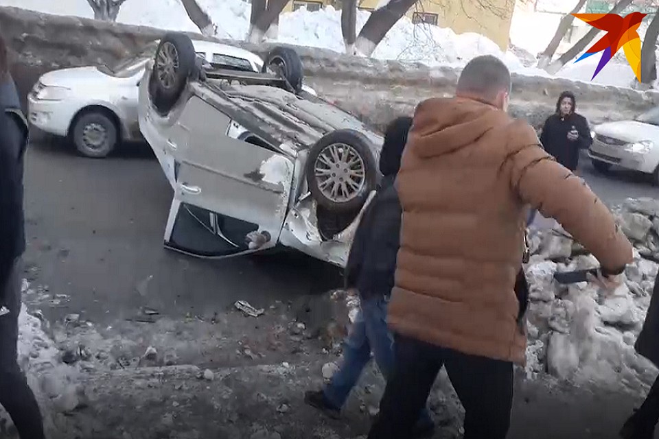 На Шелковичной улице перевернулась иномарка