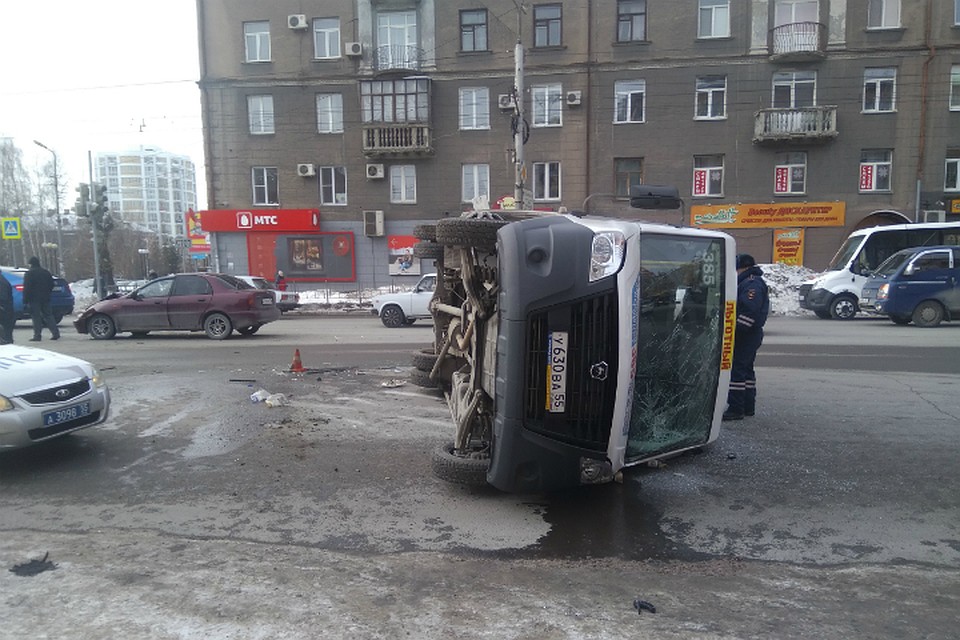 Маршрутка от удара перевернулась на бок