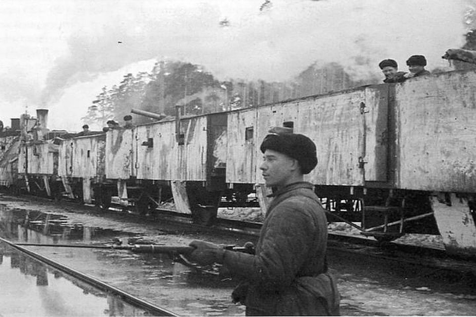 Бронепоезд на Ораниенбаумском плацдарме. Фото: архив ОЖД.