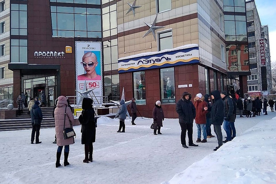 Из школ, торговых центров, больниц и т.п. из-за угрозы были эвакуированы около 15 тысяч человек.