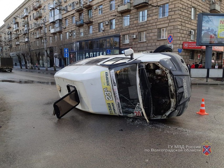 Маршрутку опрокинуло на бок.