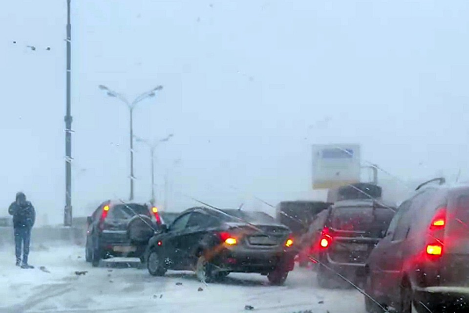 Сразу 38 автомобилей столкнулись на 60-м километре МКАД