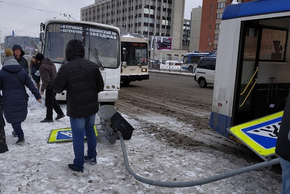 Маршрутка снесла светофор Фото: ДТП и ЧП Петербурга