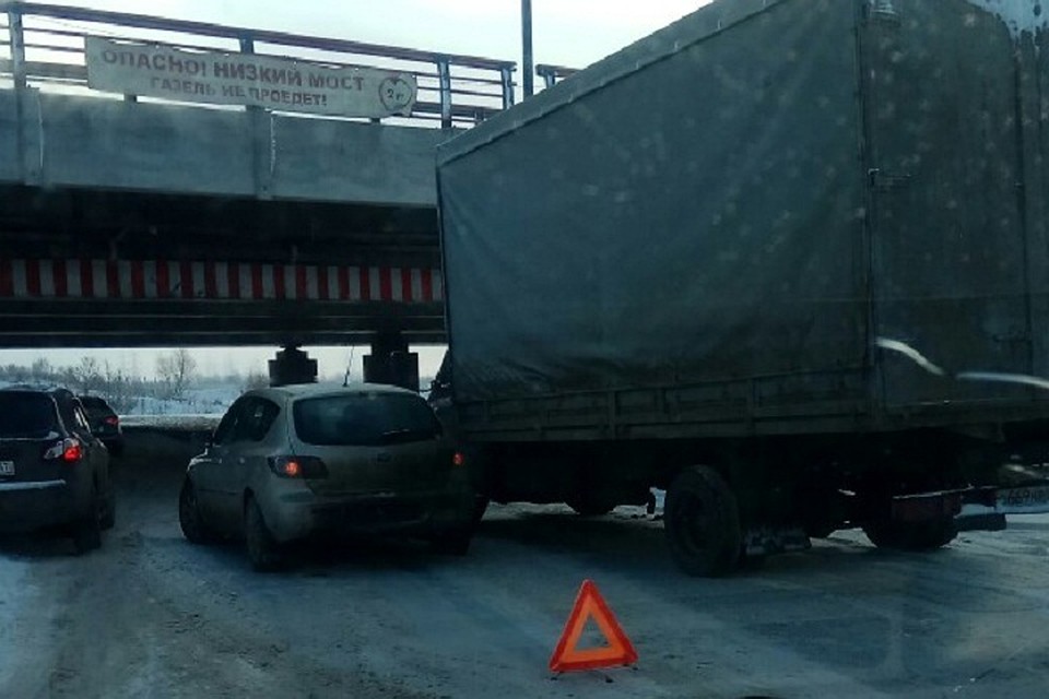 Не в сам мост, так рядом. "Газель" поумнела, но от аварии это не спасло. Фото: vk.com/spb_today