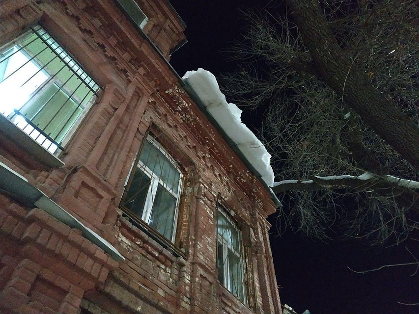 Лед на крышах угрожает саратовцам и их авто