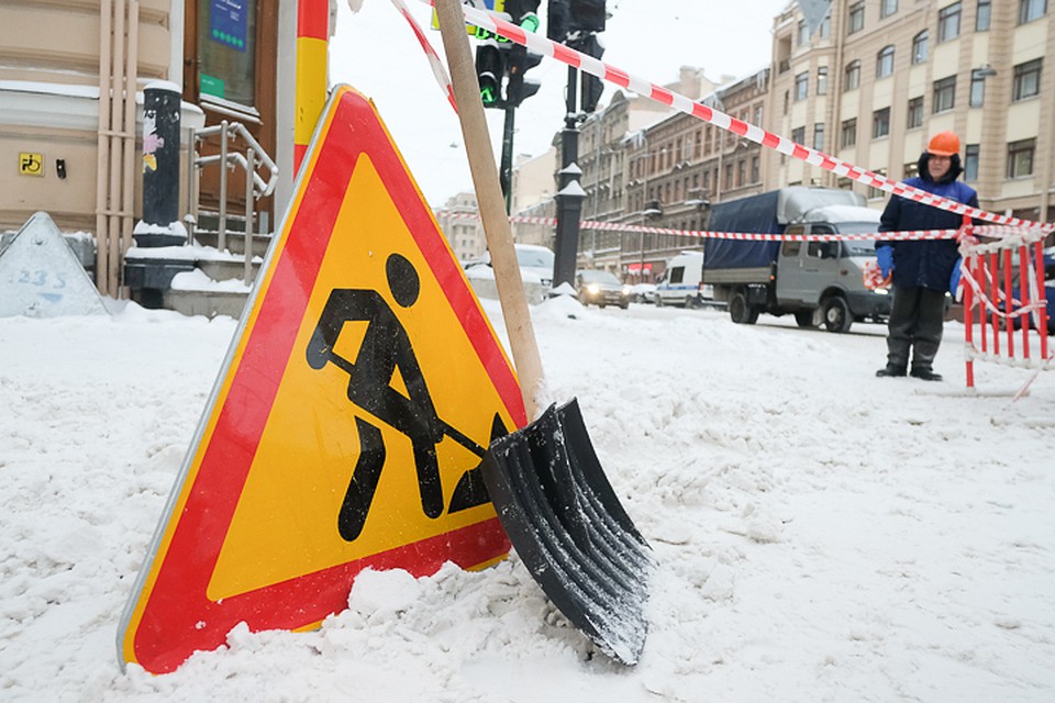 Петербург опять завалило снегом.