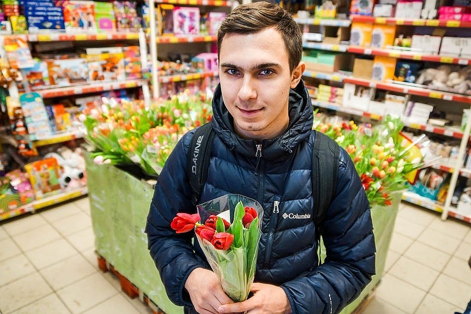 Помимо цветов, самарчанки получат на праздник косметику и ювелирные украшения
