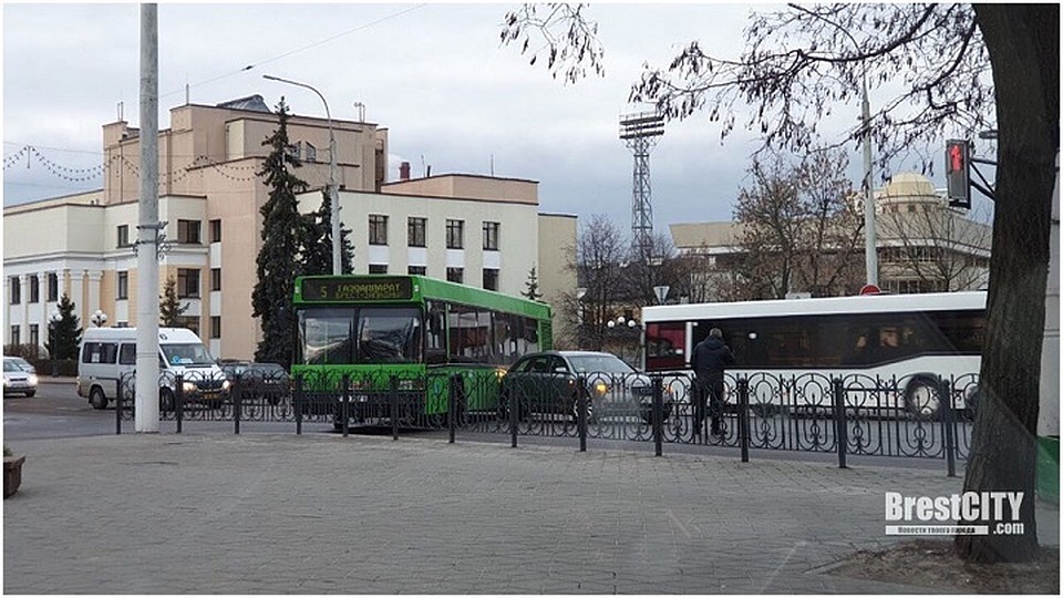 В Бресте на Ленина-Гоголя притерлись автобус и «Ауди». Фото: brestcity.com.