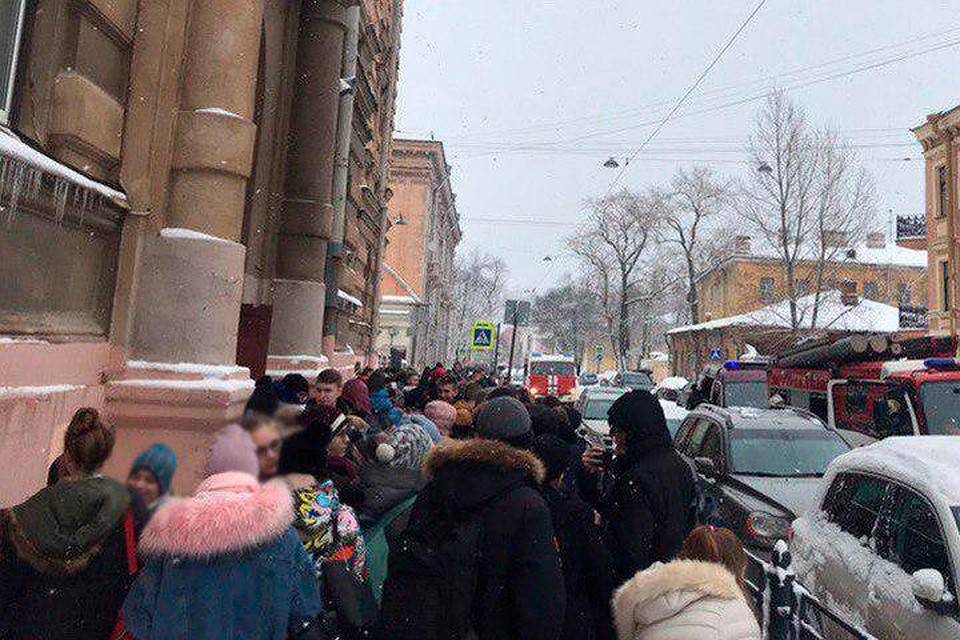 Гимназия 272 эвакуирована из-за возгорания проводки