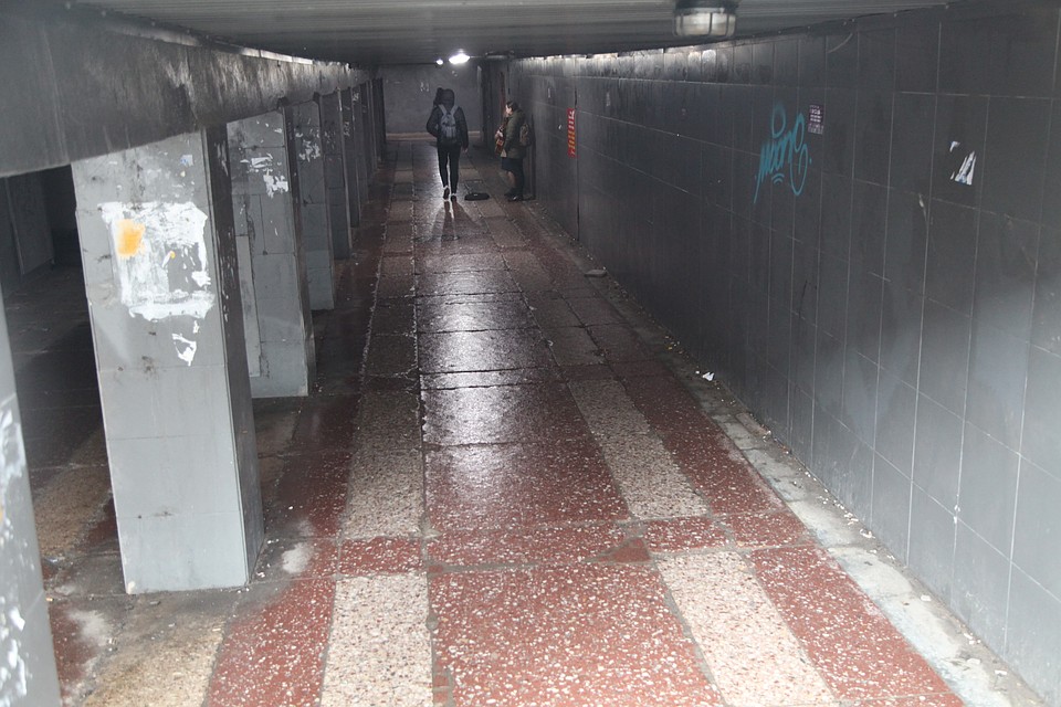 Переход у политеха уже год и почти три месяца выглядит жутко.
