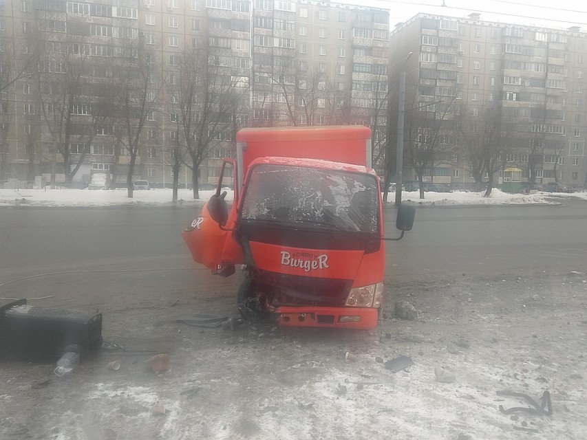 После ДТП фургончик искорежен. Фото: Кирилл Кожевников.
