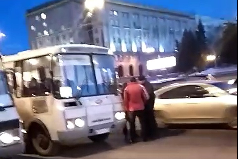 Судя по всему, водители не поделили дорогу. Фото: кадр из видео.