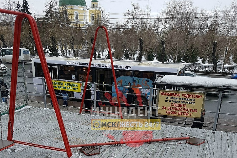 В Омске следователи проверят качели, на которых придавило маму с ребенком
