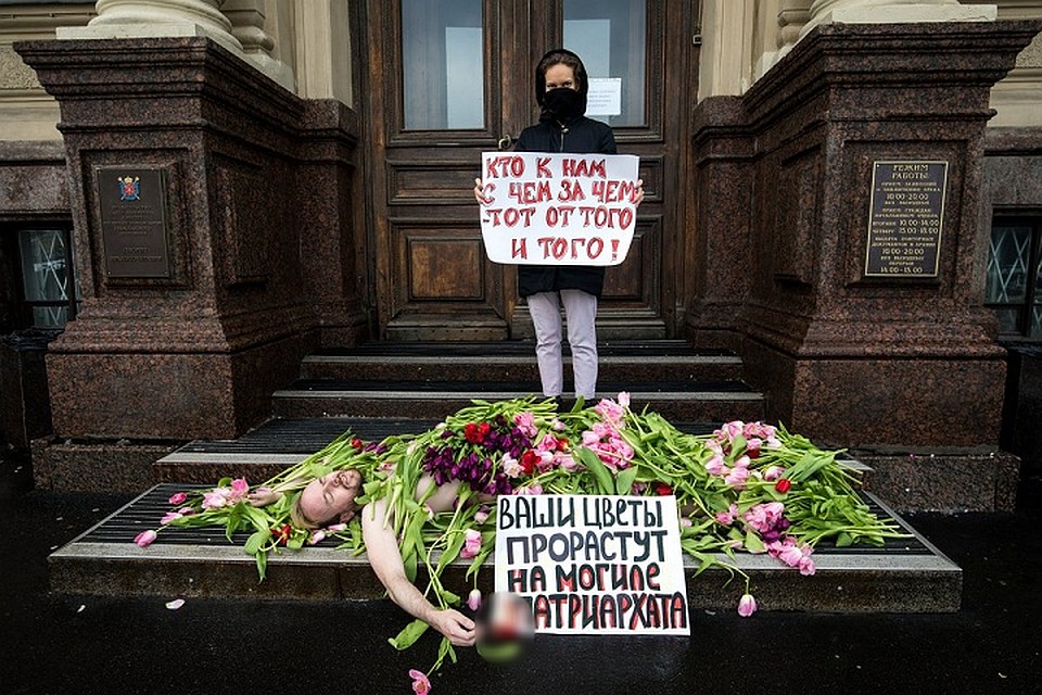 8 марта феминистки принести к Дворцу бракосочетания на Английской набережной голого мужчину. Фото: twitter.com/merr1k