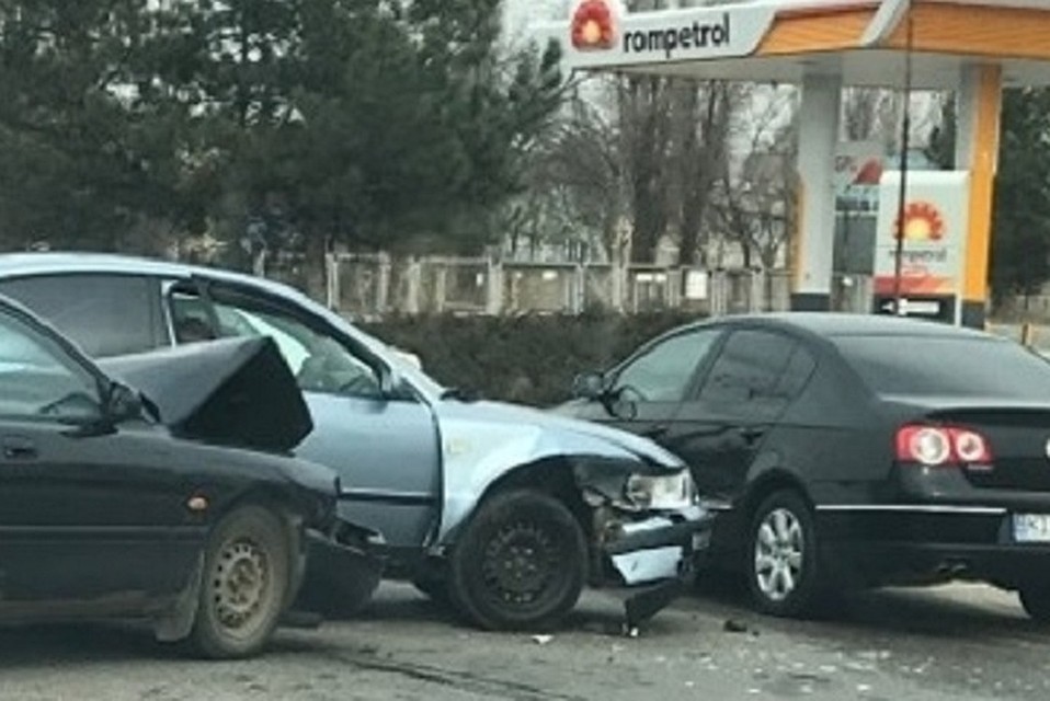 На улице Узинелор в Кишиневе столкнулись сразу три автомобиля. Фото: aif.md