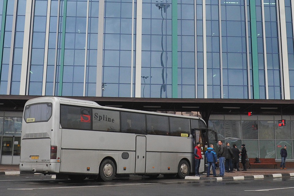 Автобус сломался на трассе в Челябинской области. Фото: Михаил ФРОЛОВ