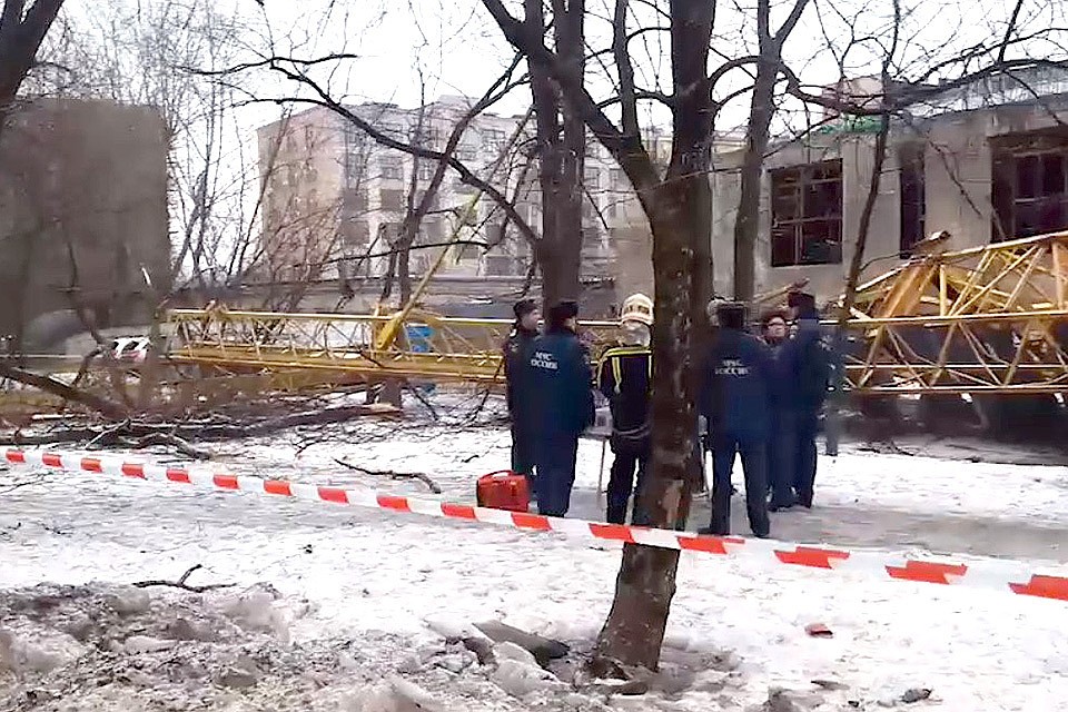В результате ЧП пострадал один человек - крановщик.