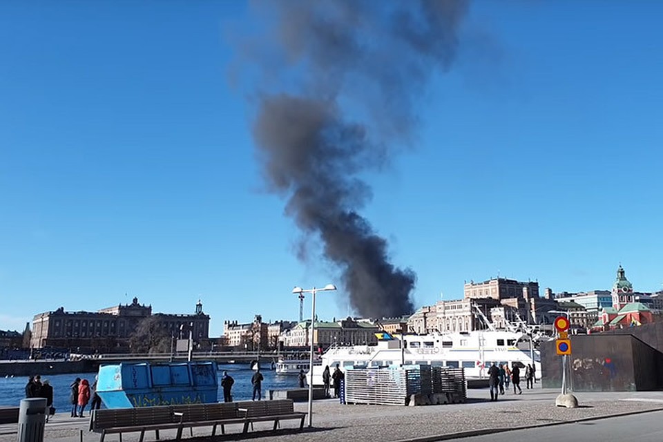 В самом центре Стокгольма взорвался пассажирский автобус. Фото: кадр Youtube