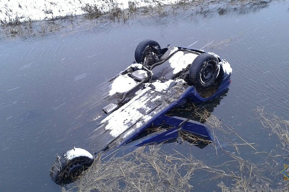 Автомобиль перевернулся, а водитель оказался заблокирован в нем. Фото: gomel.mchs.gov.by