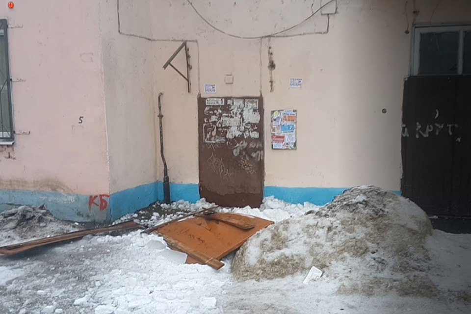 Снег сбил козырек подъезда. Фото: Николай Новиков.