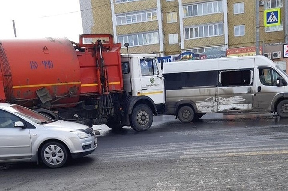 В автоаварии микроавтобус получил незначительные механические повреждения. Фото: vk.com, Руслан Пупков