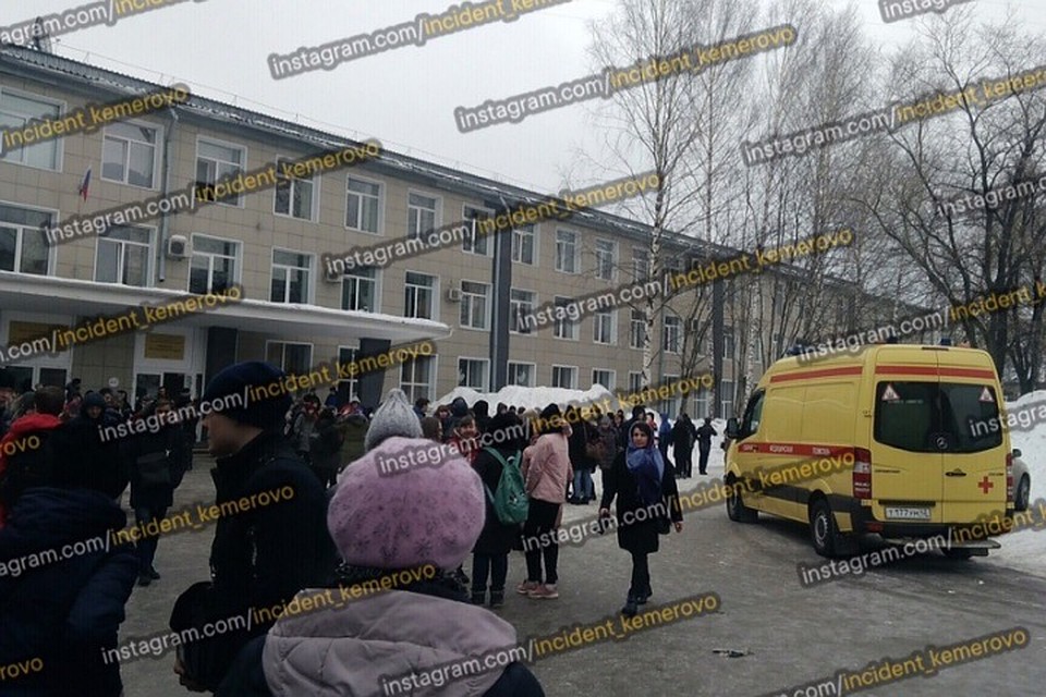Студентов Кемеровского горнотехнического техникума эвакуировали на улицу Фото: "Инцидент Кемерово" / "ВКонтакте"