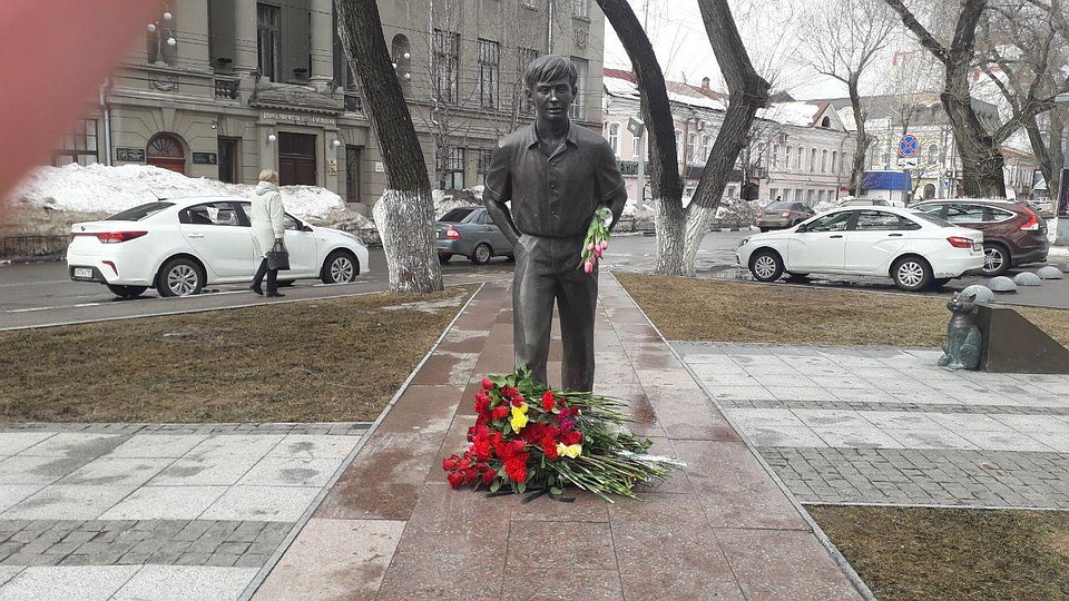 Скульптурная композиция в Саратове посвященная Олегу Табакову