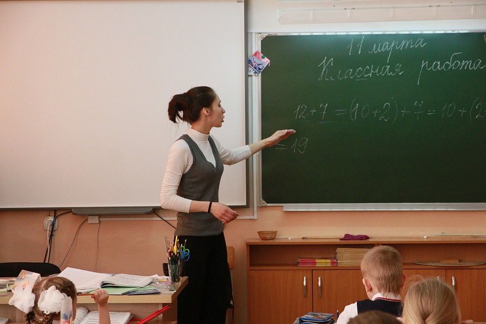 Зарплату ниже 15 тысяч рублей в месяц получают 51,8% педагогов Алтайского края