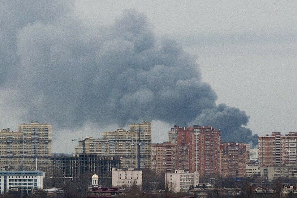 В Краснодаре площадь пожара на складе увеличилась до 1400 квадратных метров
